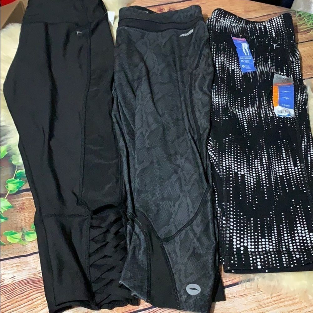 LOT OF 3 CAPRI LEGGINGS SIZE MEDUIM